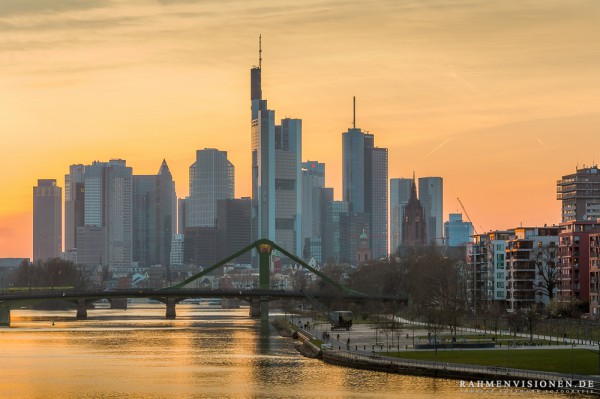 Skyline von Frankfurt zur Goldenen Stunde