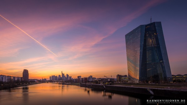 EZB Gebäude und die Frankfurter Skyline im Abendrot