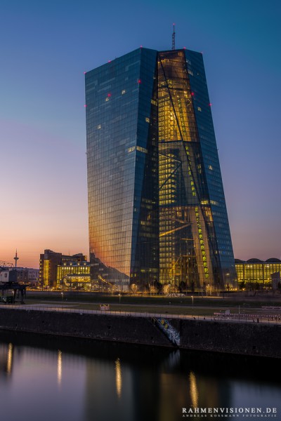 beleuchtetes EZB-Gebäude in Frankfurt zur blauen Stunde