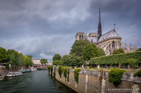 Notre Dame mit Gewitterfront